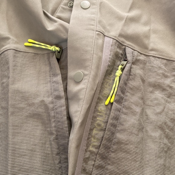 NWT Lululemon water repellent hiking short sleeve - Picture 5 of 6